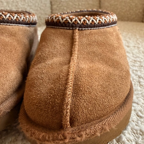✨ UGG Tasman Kids Slippers: Chestnut Suede, Size 10 (Good Used Condition) - Picture 4 of 5